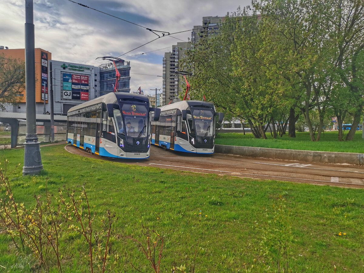 Начинаем сегодня с трамваев 71-911ЕМ на трамвайном кругу у метро и МЦД Щукинская. Слева 30613 на маршруте № 10, справа - 30604 на маршруте № 21.