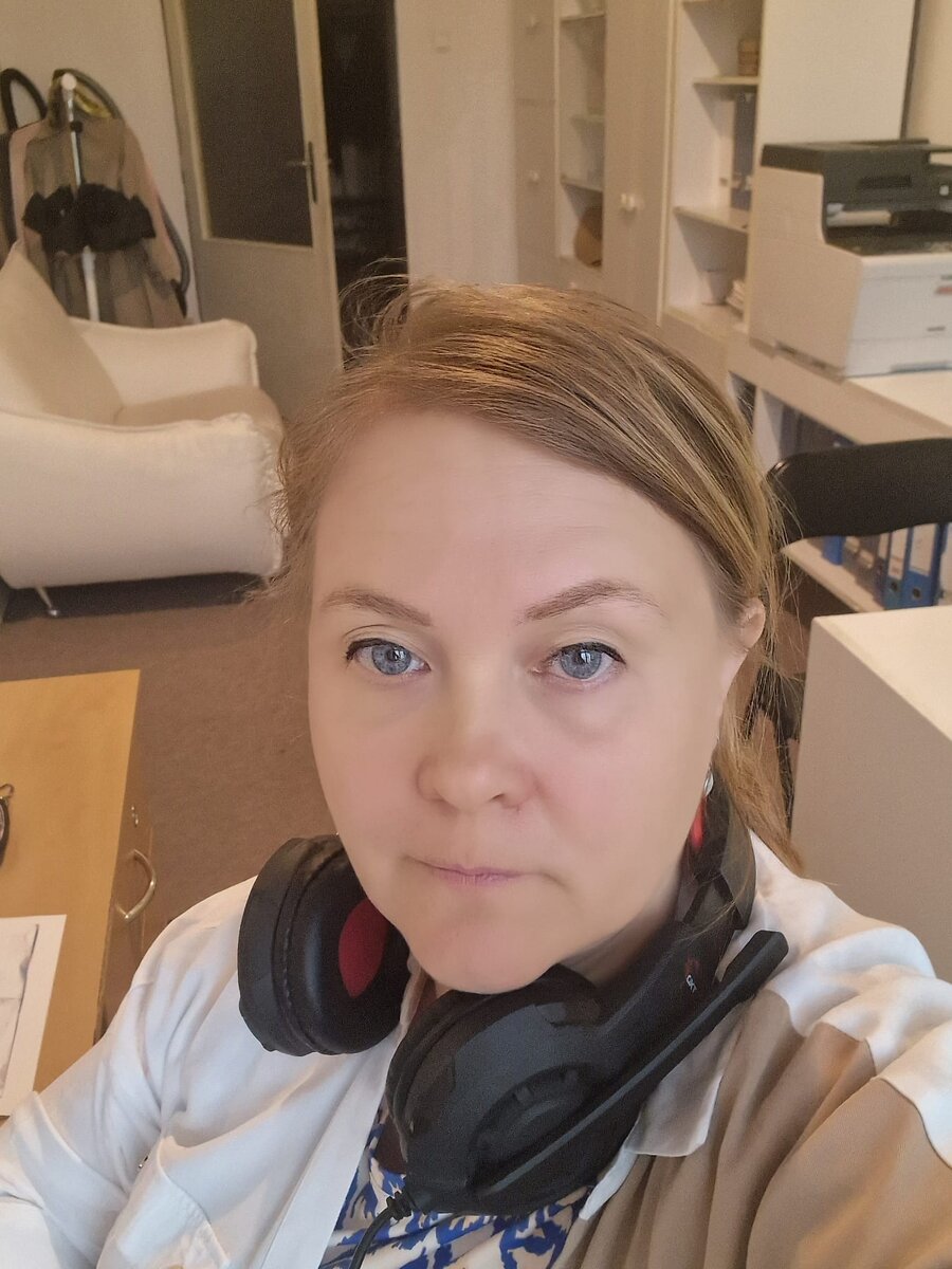 я вчера заменяла администратора, тут как раз после разговора с учительницей)