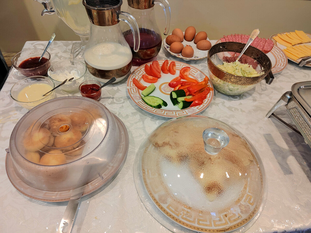 Плюс кастрюльки  с сосисками  и омлетом.