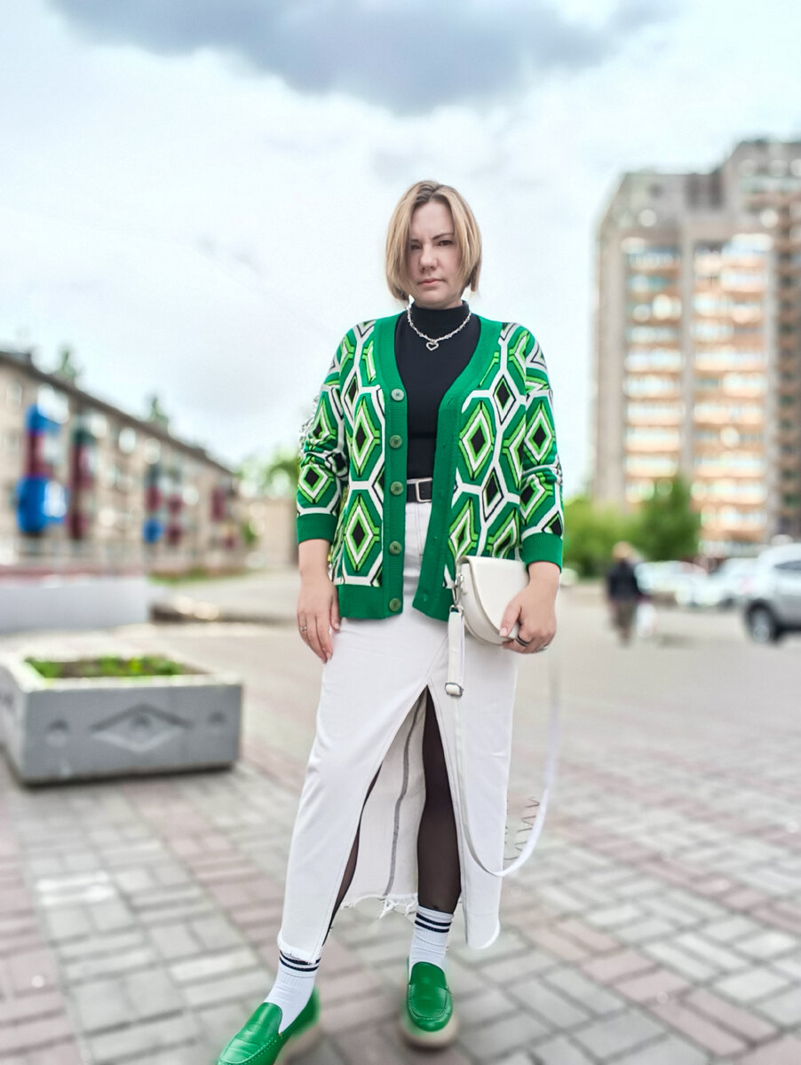 Юбка это бывшие белые джинсы. Я их закосячила сушкой на батарее. В результате получила ржавые пятнышки. 