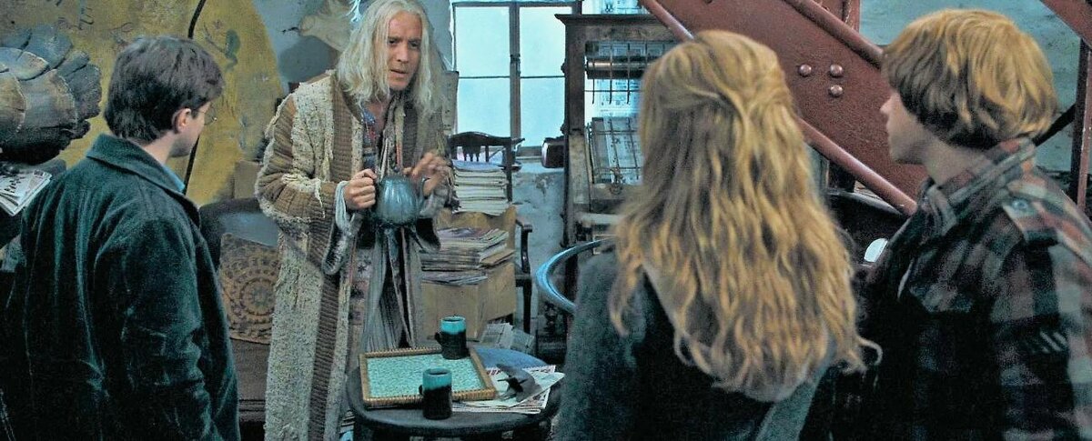 В центре внимания "Гарри Поттера" находится школа Хогвартс, ведь именно она эпицентр событий всех семи книг.