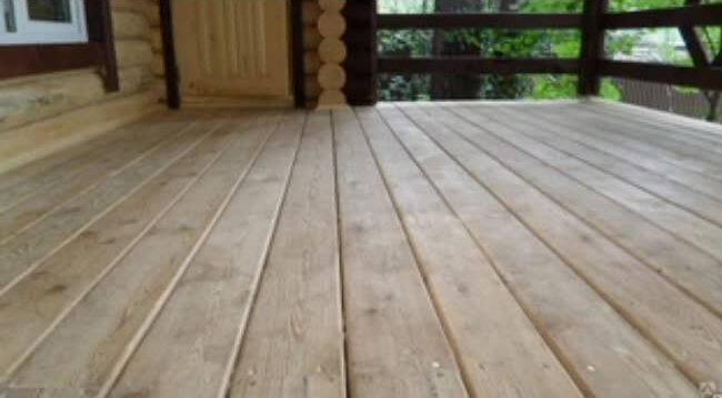 Палубная доска из лиственницы в интерьере