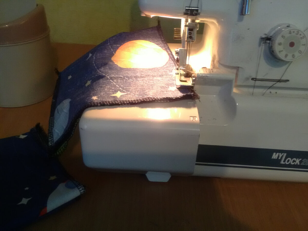 На оверлоке мешочки шьются быстро