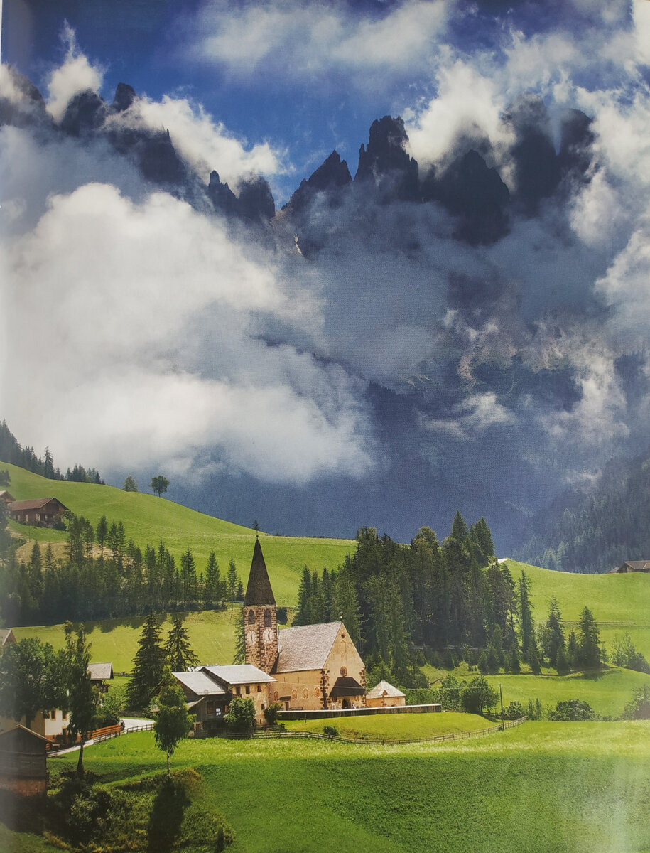 пейзаж Доломитовых Альп в Валь-де-Фюнесе в провинции Больцано