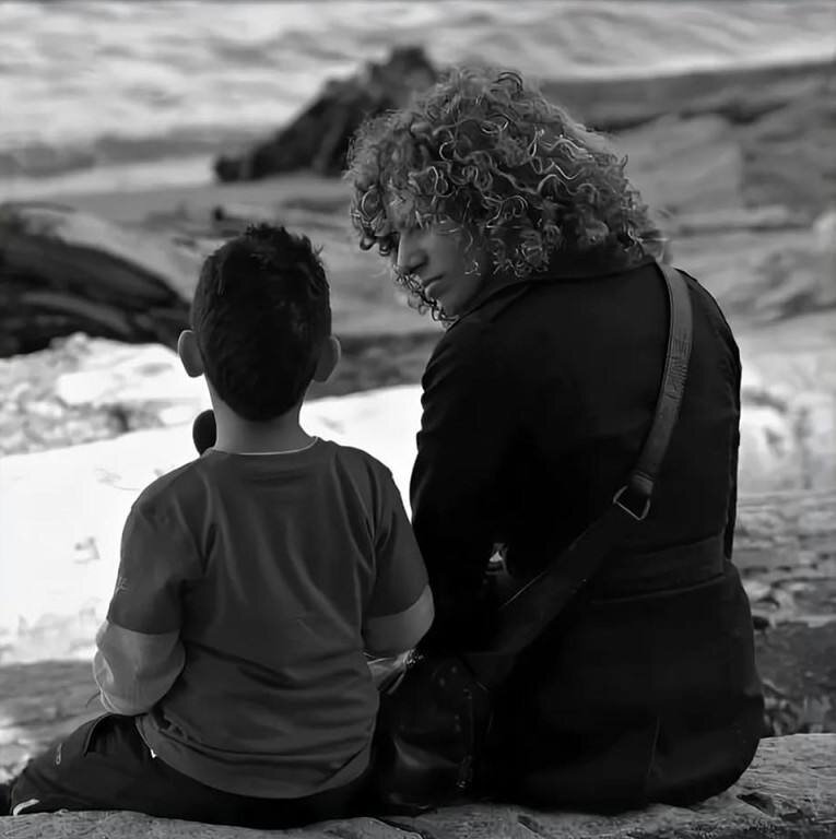 Больше общайтесь с ребёнком и задавайте ему "открытые вопросы".