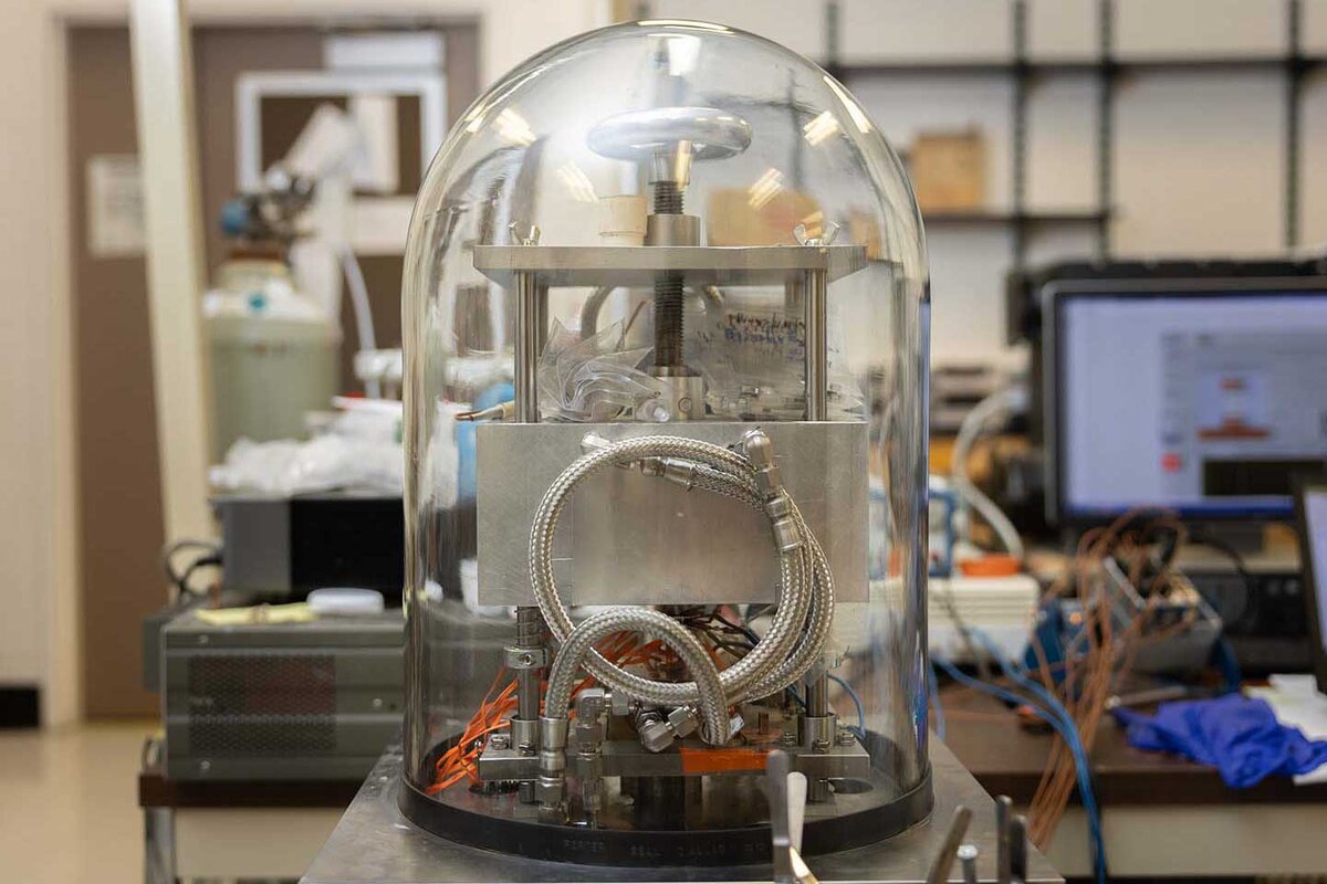 Устройство для измерения эффективности преобразования энергии, созданное исследовательской группой, которое также может измерять температуру охлаждаемой стороны.    
 Источник: Zhifeng Ren, Xin Shi, Shaowei Song  📷
