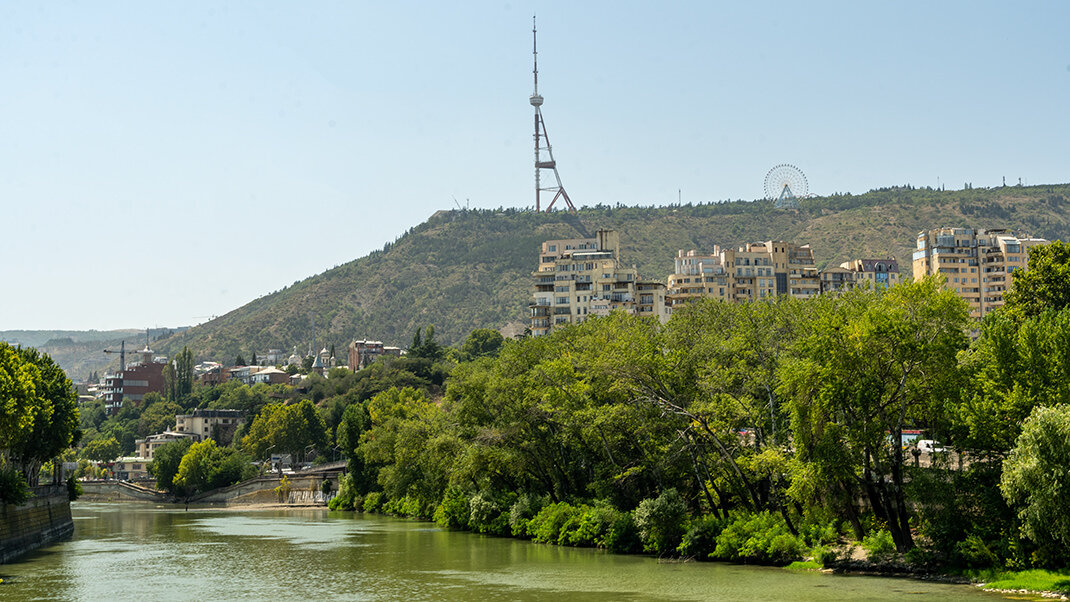 Вид на телебашню от реки Куры