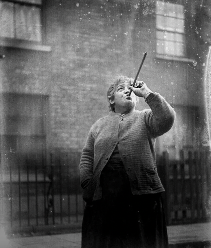 Миссис Уотерс за работой