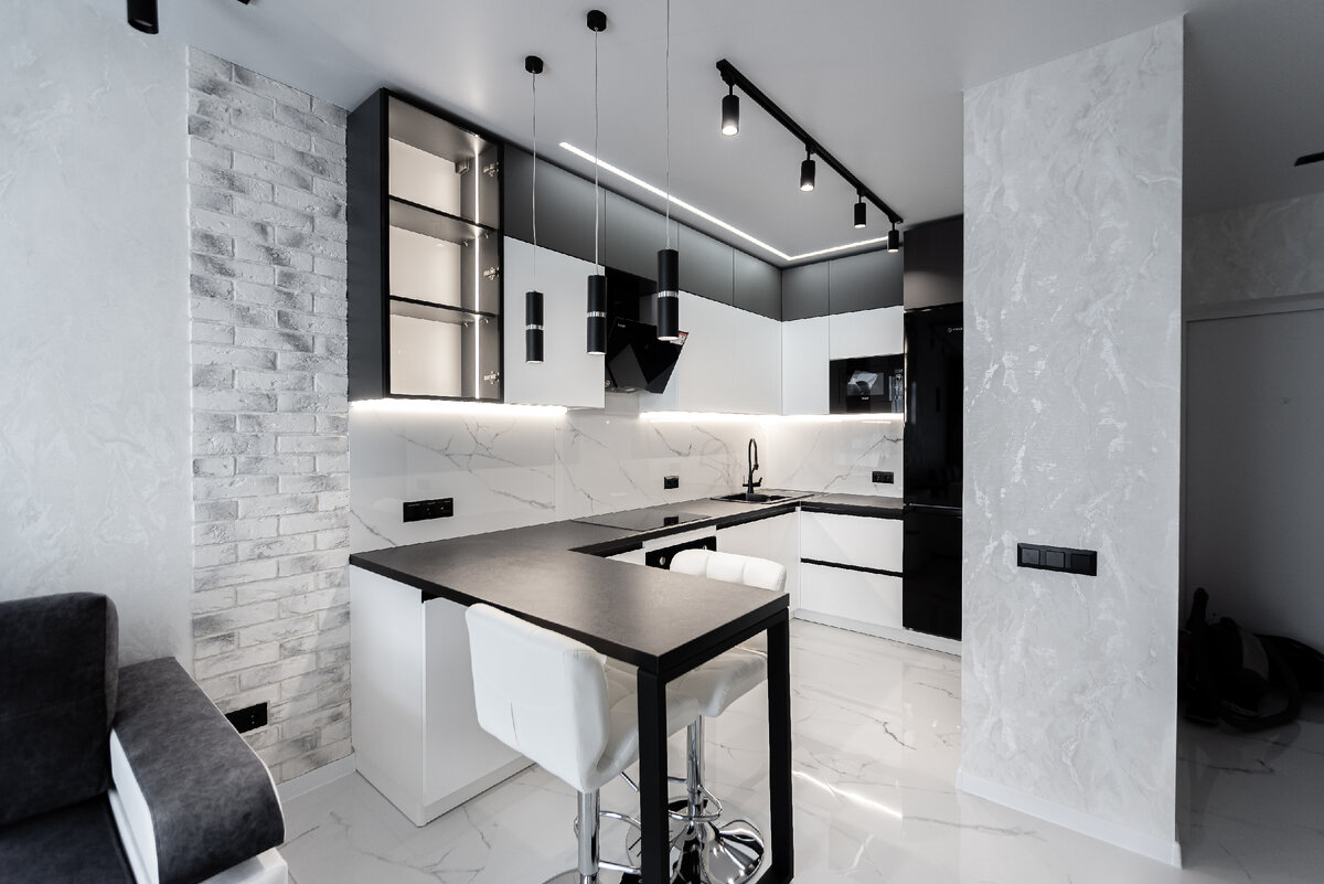 Спотовое потолочное освещение, led-подсветка рабочей зоны, свисающие плафона над барной стойкой, декоративное освещение витрины. Реализованный проект "Шеф Кухни"