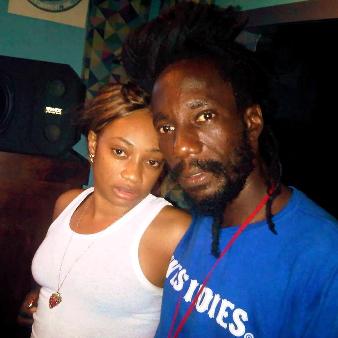 Ямайская певица Трейси Моветт (Tracy Mowett) с бобо-доном Сиззлой Калонджи (Sizzla Kalonji)