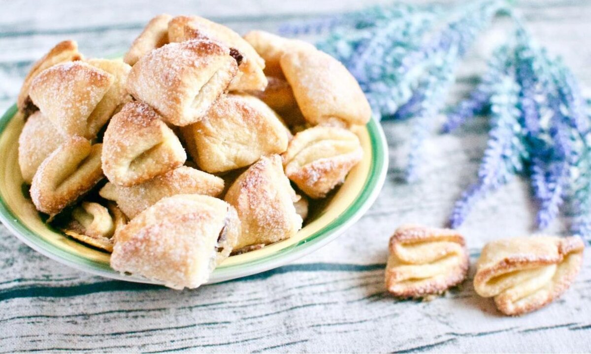 Творожное печенье поцелуйчики. Вкусное печенье из творога и сметаны. Печенье из творога. Вкусное печенье из творога и сметаны. Творожное печенье формочками.
