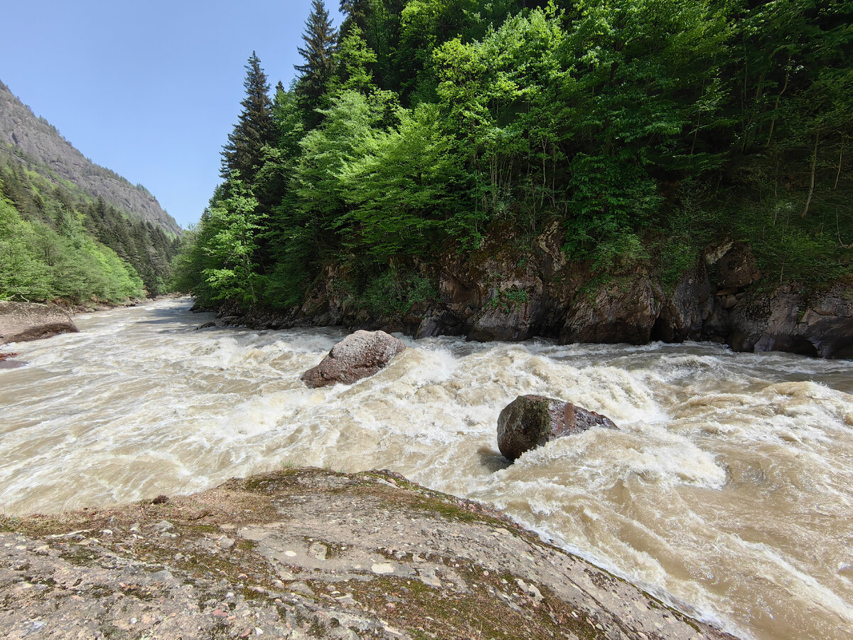 Дамхурц из тех мест, когда на первый взгляд вроде бы ничего особенного, но хочется заснять каждую травинку. Листайте галерею)