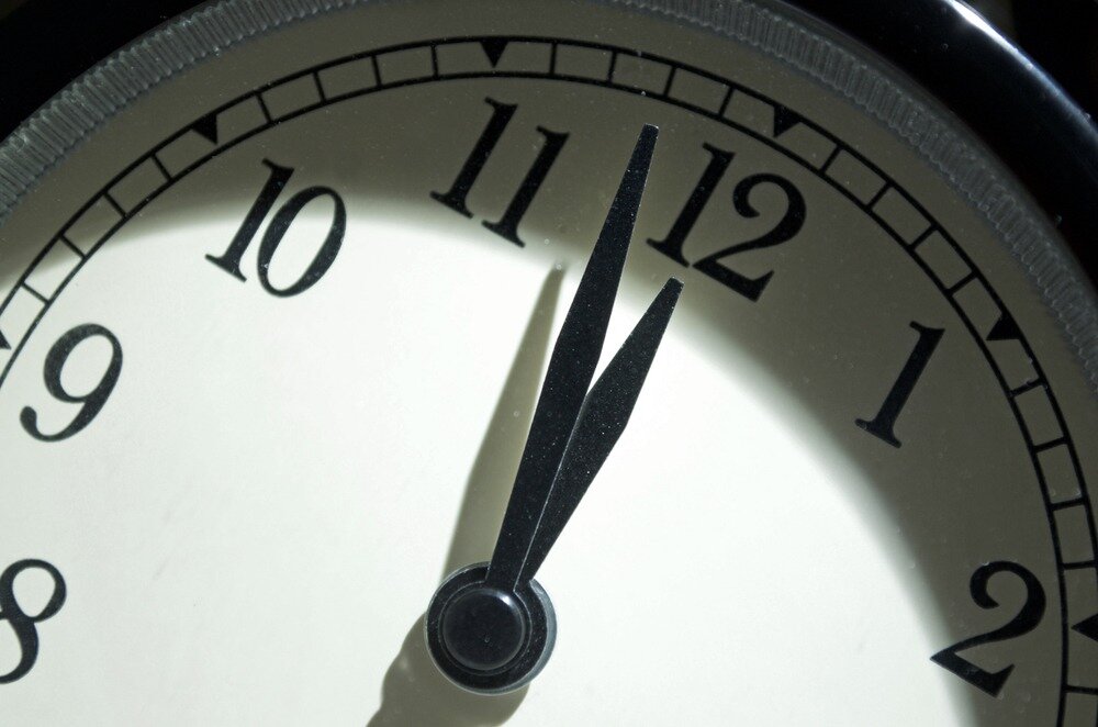 Данную минуту. Two minutes to Midnight. Две минуты картинка. 2 Минуты фото. Полночь время
