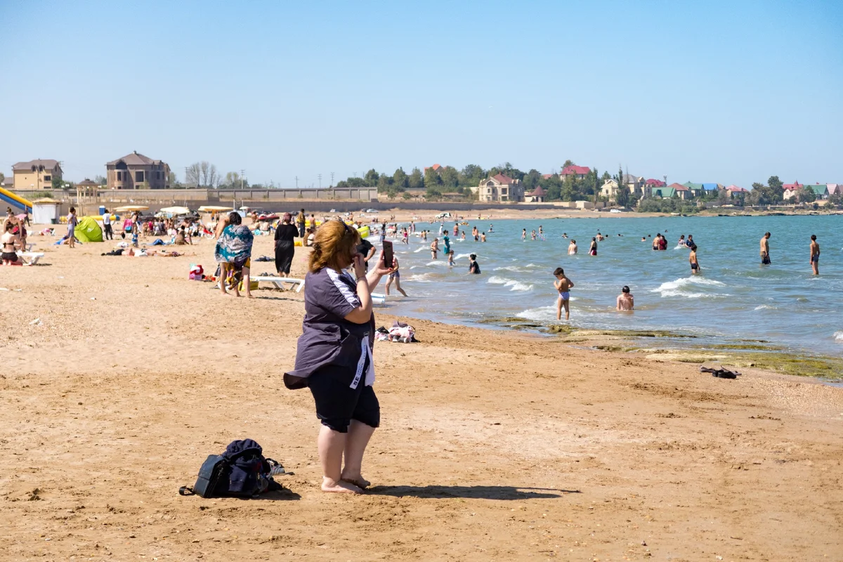 Пляж в дербенте отзывы. Дербент пляж Бриз. Пляж в Дербенте 2022. Каспийское море пляж Дербент. Дагестан Дербент море.