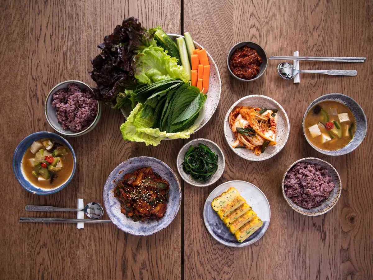 Кулинарные традиции Кореи насчитывают несколько тысячелетий, формируясь под влиянием географических, культурных и исторических факторов.-2