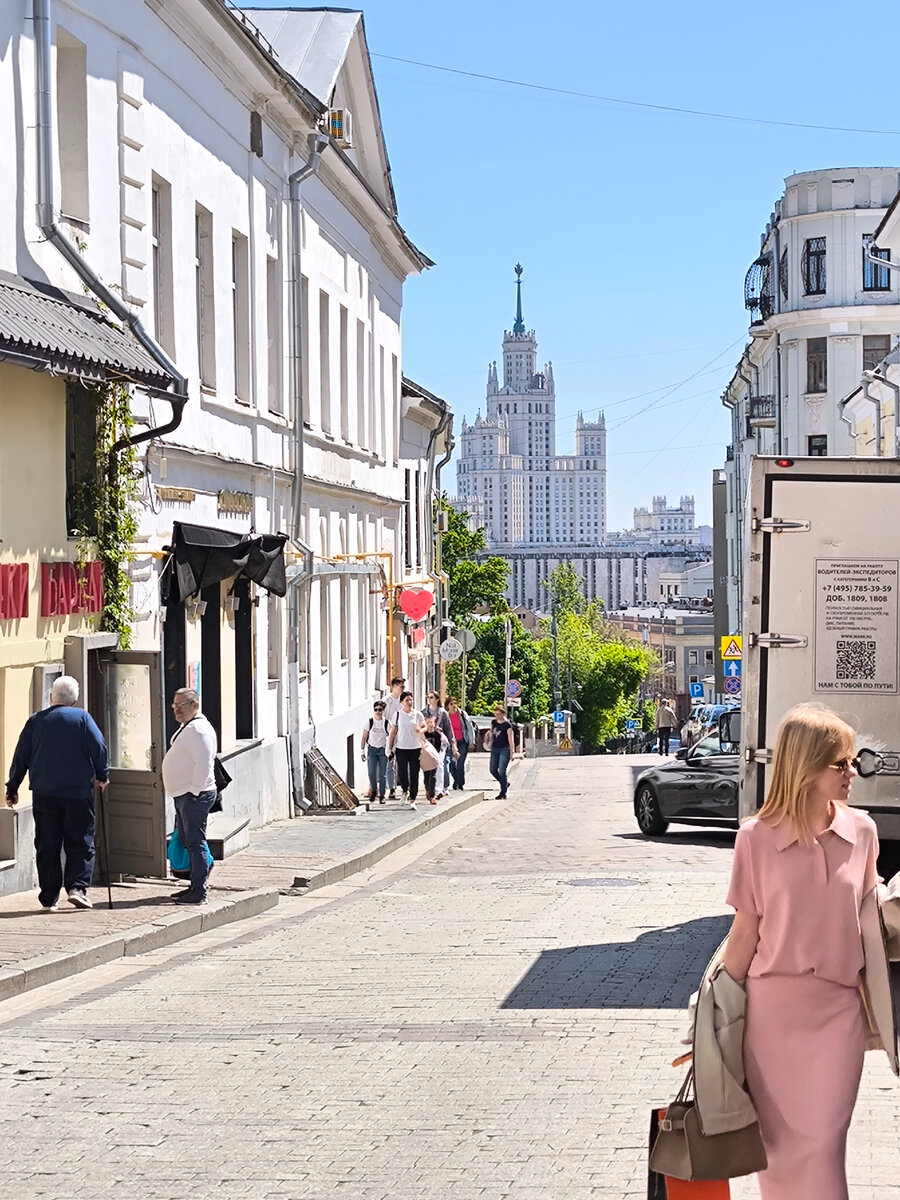 Вид с Маросейки на мощеный Большой Спасоглинический переулок. Вдали видна Высотка на Котельнической набережной