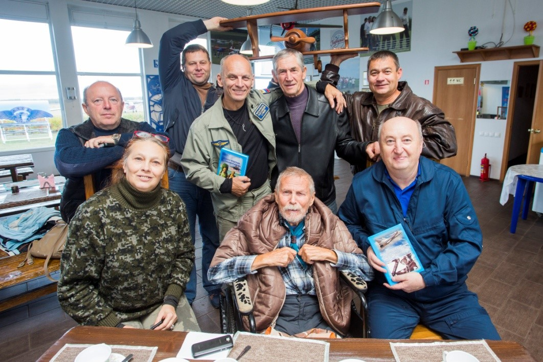 На фото - 8 мая 2018 г - наш первый приезд на аэродром Первушино, Уфа, для знакомства с замечательным коллективом и Центром лётной подготовки, который создали эти влюблённые в Небо ребята... (Кстати, прошу обратить внимание на книжную полку в виде самолёта, которую Командор Сергей Минигулов держит над головой. Этот подарок авиационному писателю, полковнику Чечелю, дорогого стоит, и тоже говорит о моральных качествах этих пилотов...)