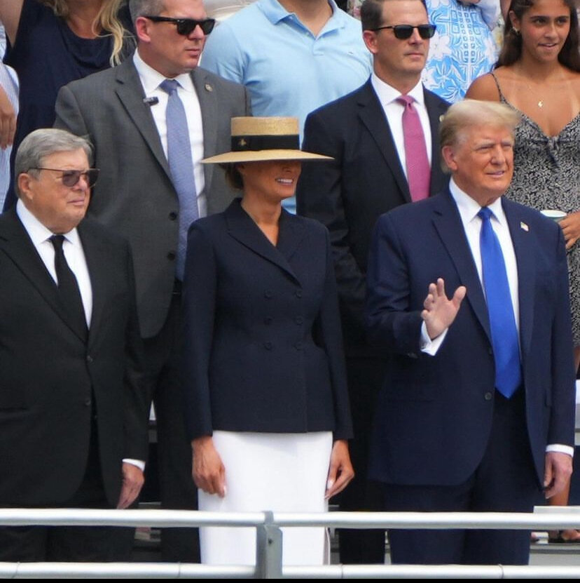  Накануне экс-президента США вместе с супругой Мелани Трамп видели в Западном Палм-бич. Пара была в радостном, приподнятом настроении и Дональд очень был взволнован.