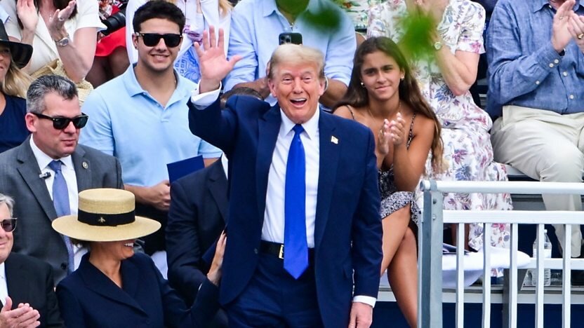  Накануне экс-президента США вместе с супругой Мелани Трамп видели в Западном Палм-бич. Пара была в радостном, приподнятом настроении и Дональд очень был взволнован.-2