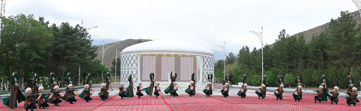 Здесь разворачиваются яркие выступления с участием прославленных театральных, танцевальных коллективов страны, популярных певцов и музыкантов.