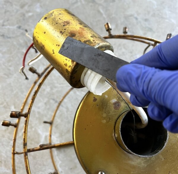 Металлические части люстры магнитятся