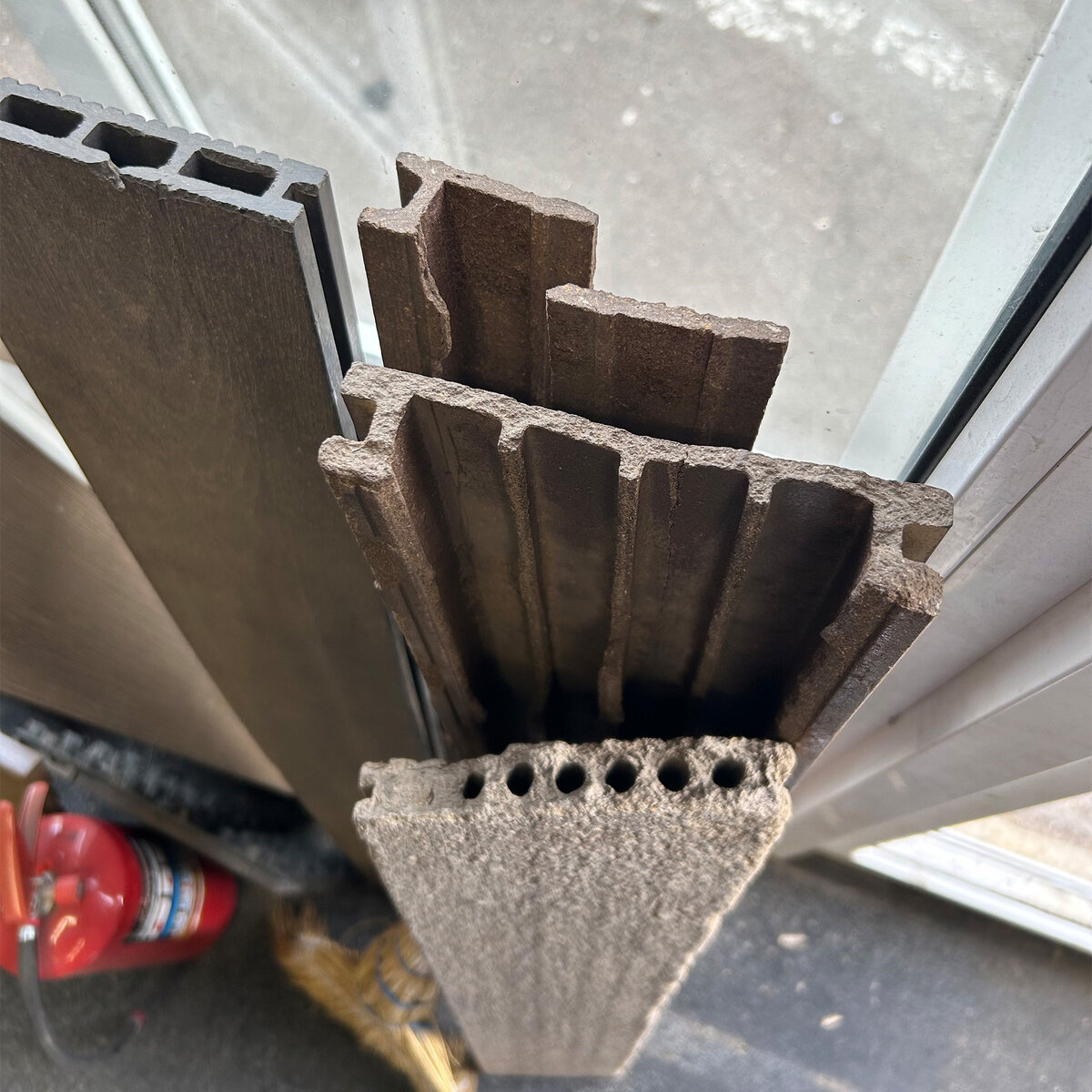 Некачественный древесно-полимерный композит через 3-5 сезонов эксплуатации