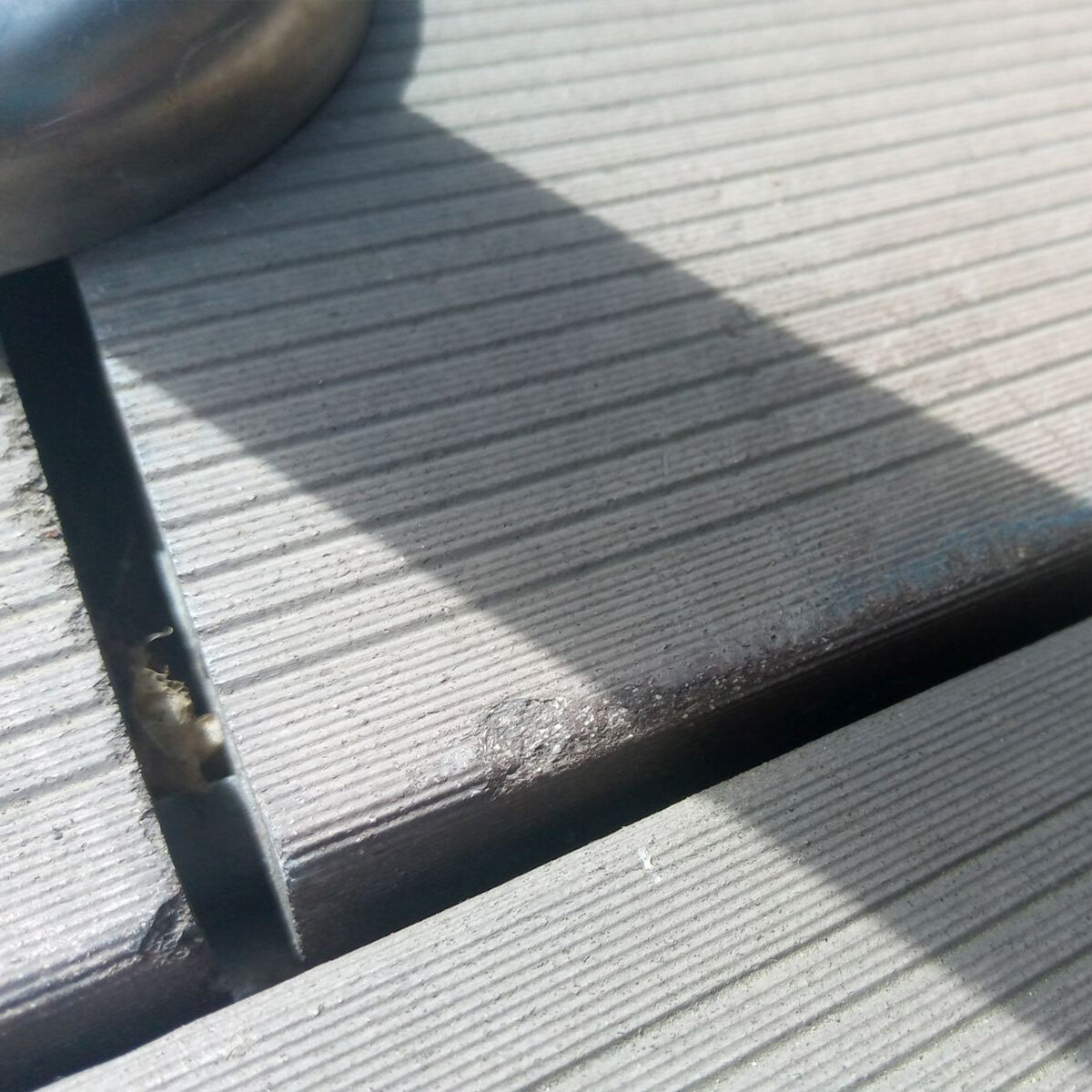 Некачественный древесно-полимерный композит через 3-5 сезонов эксплуатации