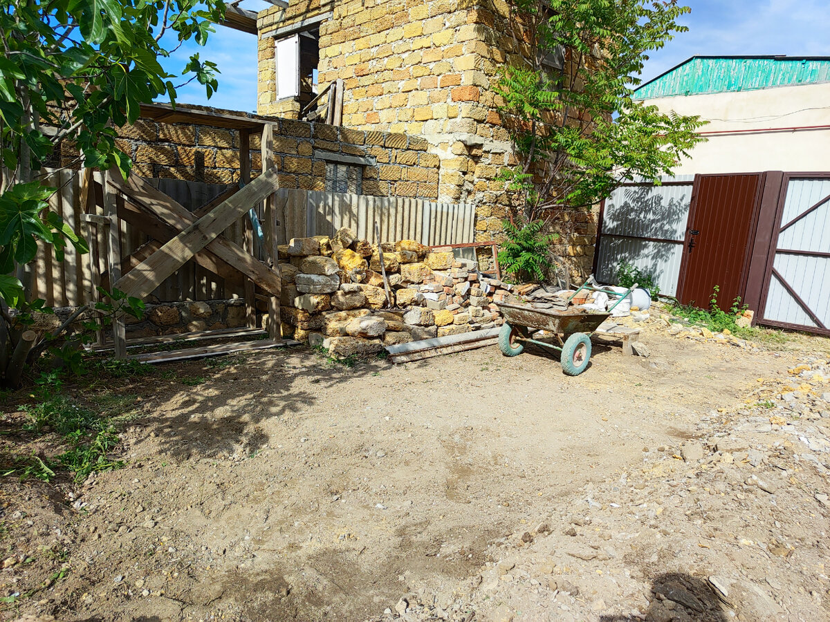 Вот так выглядит угол без кучи камней сегодня 