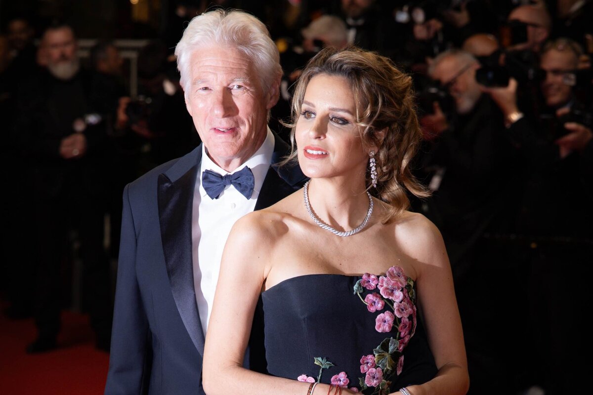     Ричард Гир страстно целовал молодую жену на красной дорожке в Каннах на глазах у сына