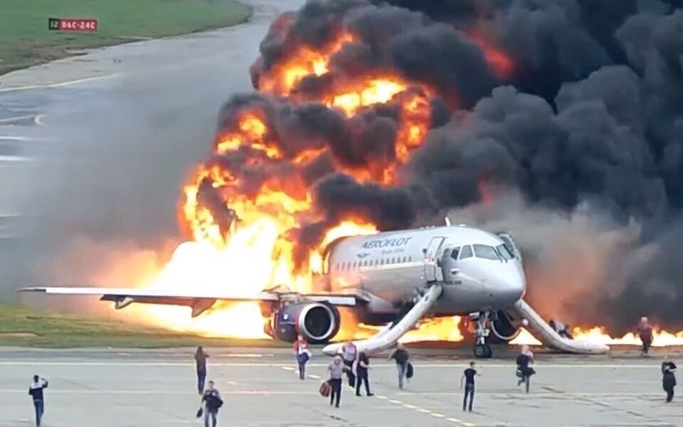 Кадры с места аварийной посадки SSJ-100 в Шереметьево в 2019 году