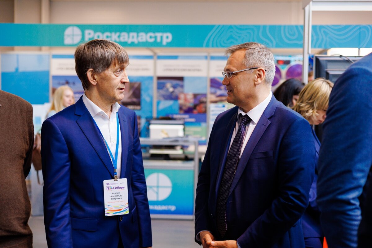 слева - А.П. Карпик, ректор СГУГиТ