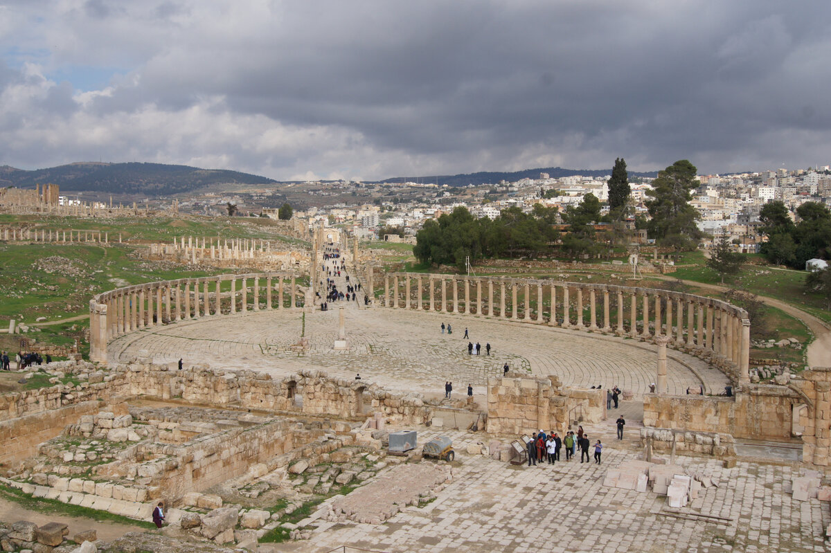 Джараш. Площадь напоминает Ватикан