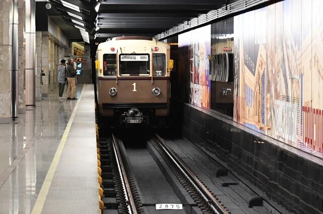    Ретропоезд 1935 года на параде поездов в День города Москвы на станции метро «Сокольники» Большой кольцевой линии. Фото:  РИА Новости/ Михаил Воскресенский