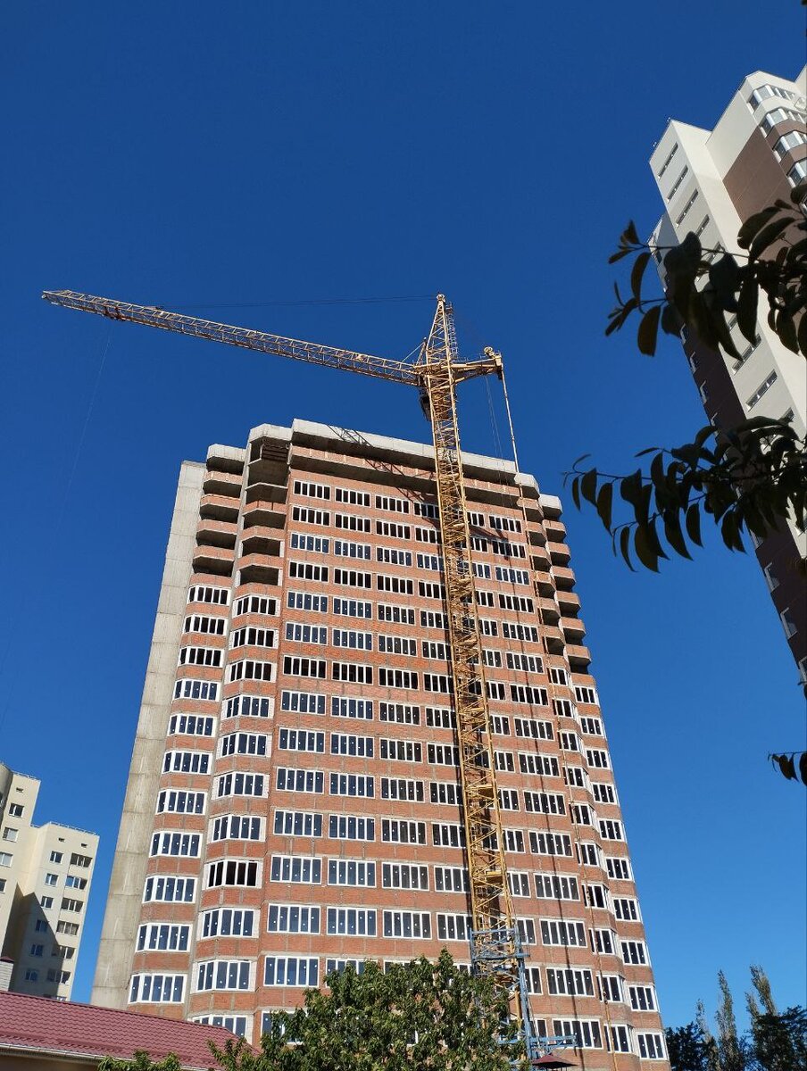 По фасаду видно,  сколько работы осталось установщикам оконных блоков. 