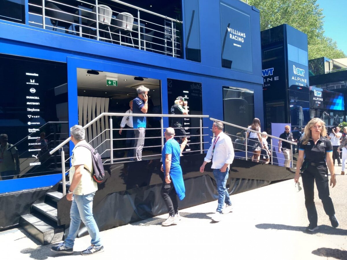 Валттери Боттас покидает гостевую зону WilliamsФото: Британский Autosport  📷
