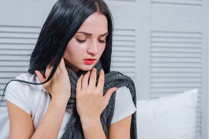 Боль в горле — неприятный симптом, с которым сталкиваются многие из нас, особенно в холодное время года.-2