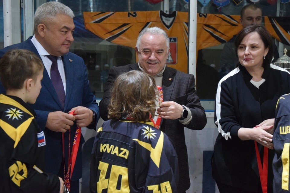    Ухту посетил известный хоккеист Владислав Третьяк. Фото: соцсети Магомеда Османова.