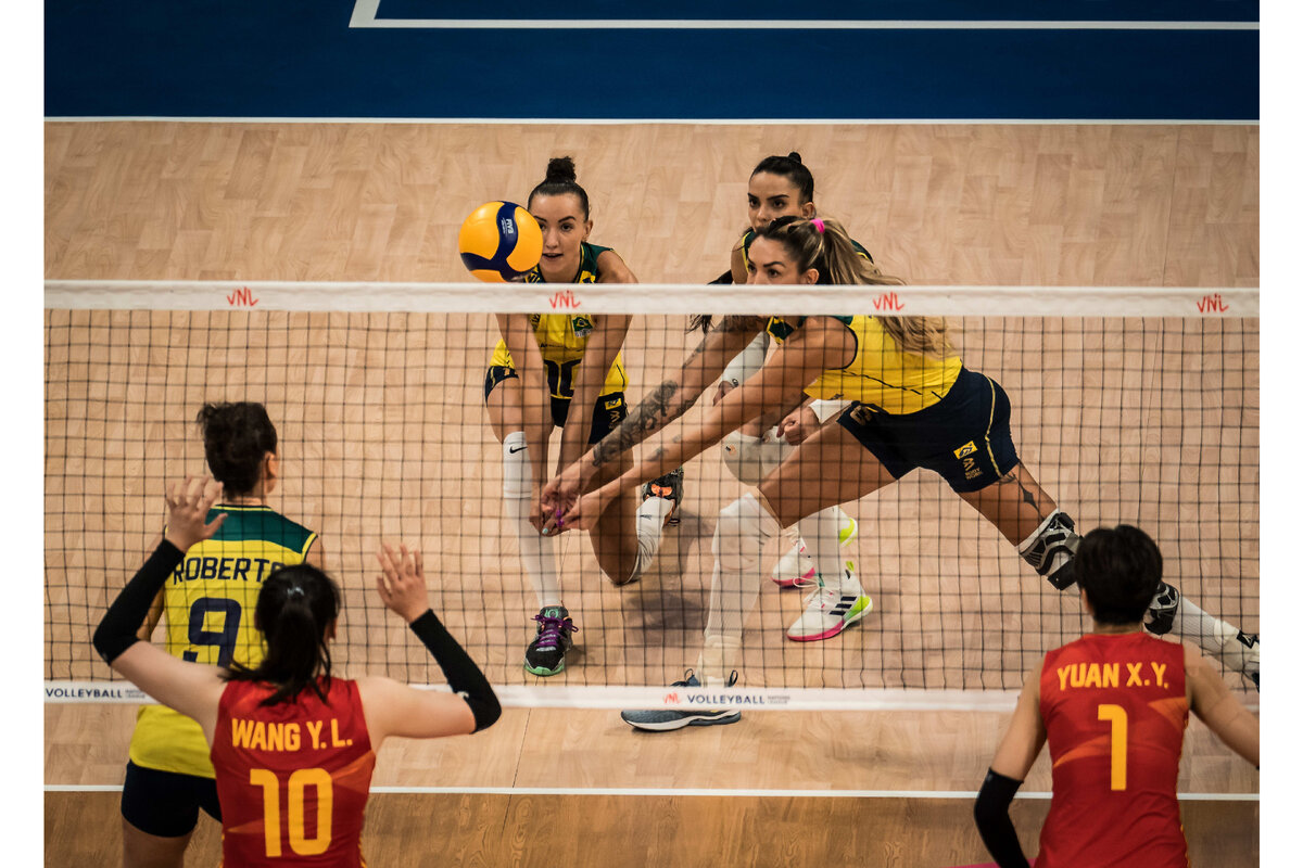 Коллективный прием в исполнении Бразилии: Роберта, Габи, Натинья, Таиса