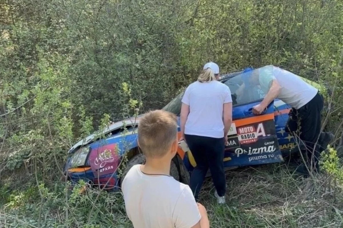    Гоночная машина врезалась в толпу зрителей на соревнованиях под Петербургом