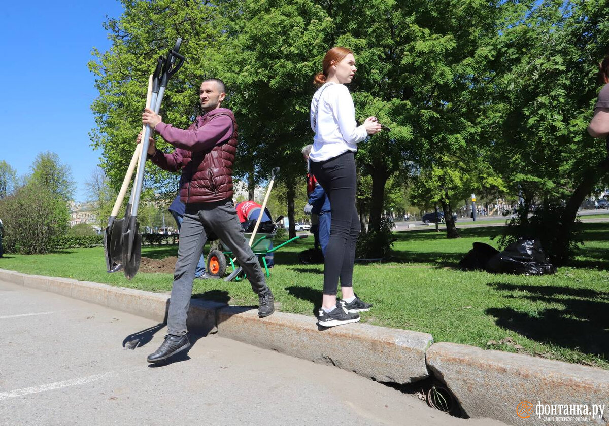 В Петербурге 18 мая прошел День благоустройства — все желающие вышли на  субботник, чтобы убрать мусор и сдать его в переработку, посадить деревья и  цветы. Читайте на 