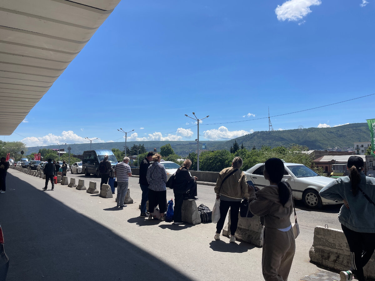 Все ждут свое такси