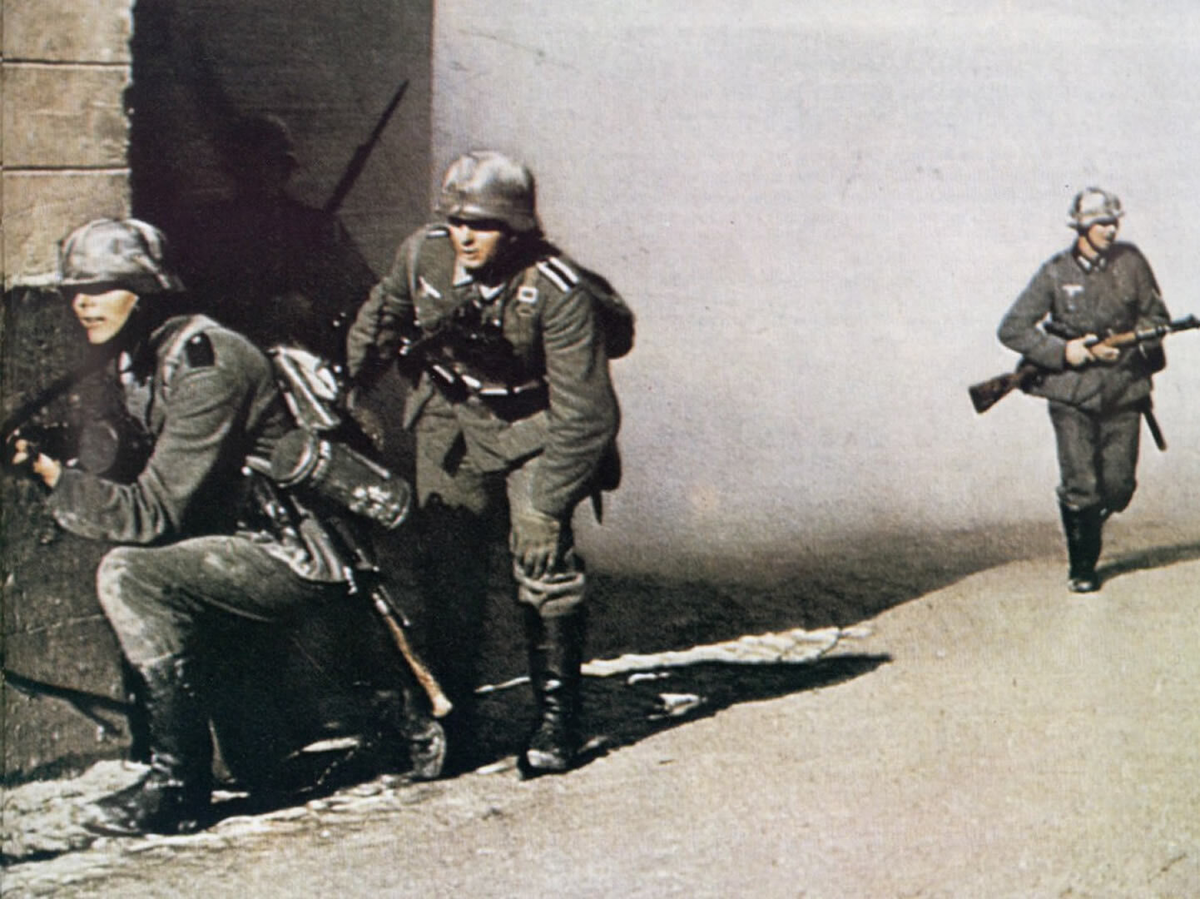 Солдаты дивизии ВМФ "Шарнхорст" 12-й армии Вальтера Венка, 1945 год.  