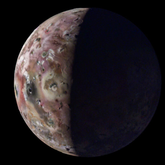 Снимок Ио, сделанный АМС «Юнона» 9 апреля 2024 года (NASA/JPL-Caltech/SwRI/MSSS/Gerald Eichstädt/Thomas Tomopoulos).