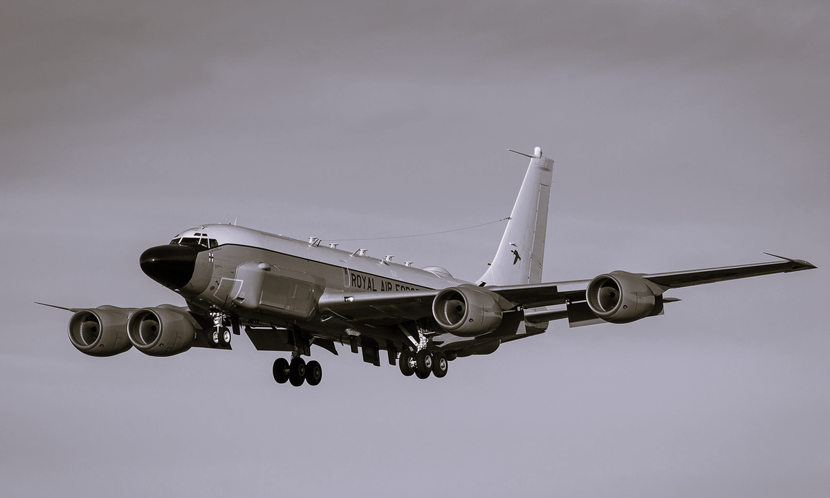 Британский Boeing RC-135W готовился к худшему... 30 человек экипажа  остолбенели!