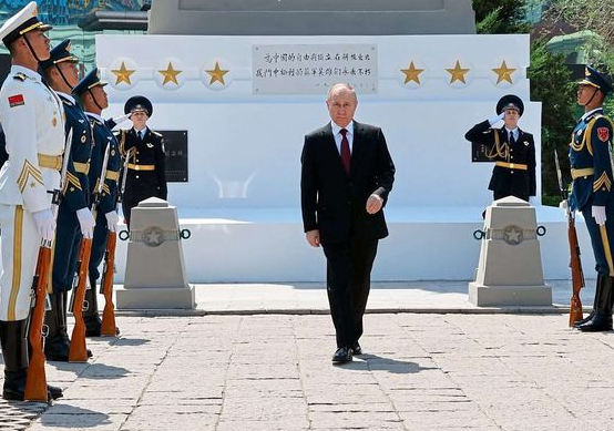В Харбине Владимир Путин возложил цветы к мемориалу российским воинам, погибшим здесь во Второй мировой войне. 