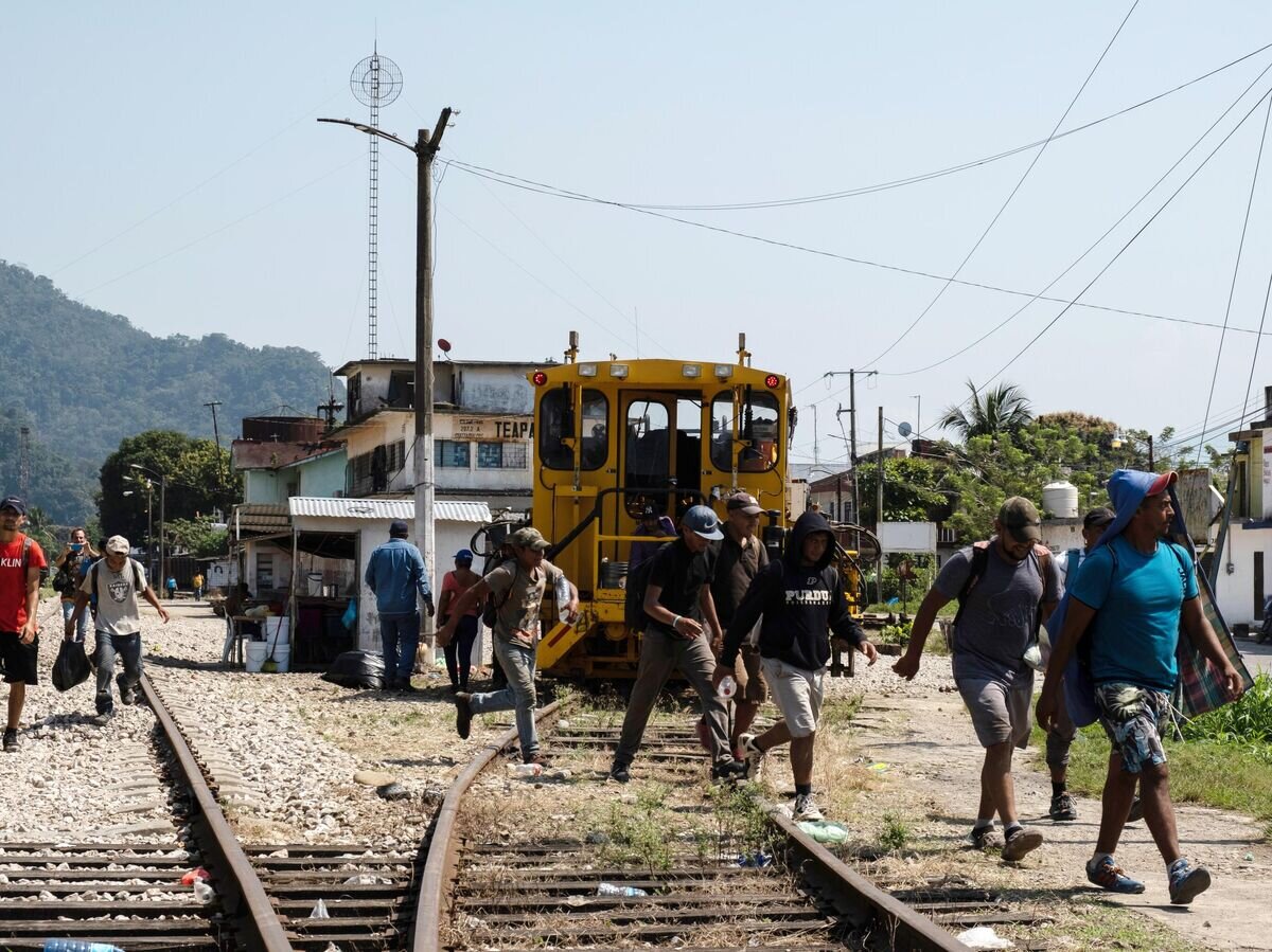    Мигранты из Гондураса в ожидании поезда до границы Мексики и США© РИА Новости / Илиана Суарез