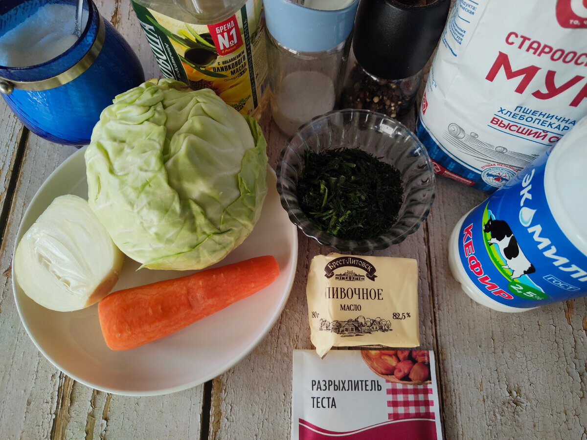 Рекомендую приготовить этот пирог именно с молодой капустой, благо сейчас как раз она появилась в продаже. Яйца забыла выложить 😋 