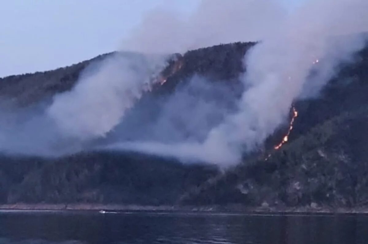    На горе рядом с Красноярской ГЭС произошло два крупных лесных пожара