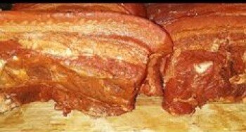 Когда прихожу в мясной магазин, всегда моё внимание привлекает свиная  грудинка. Как правило, в куске свиного сала прослойками выделяется мясо.