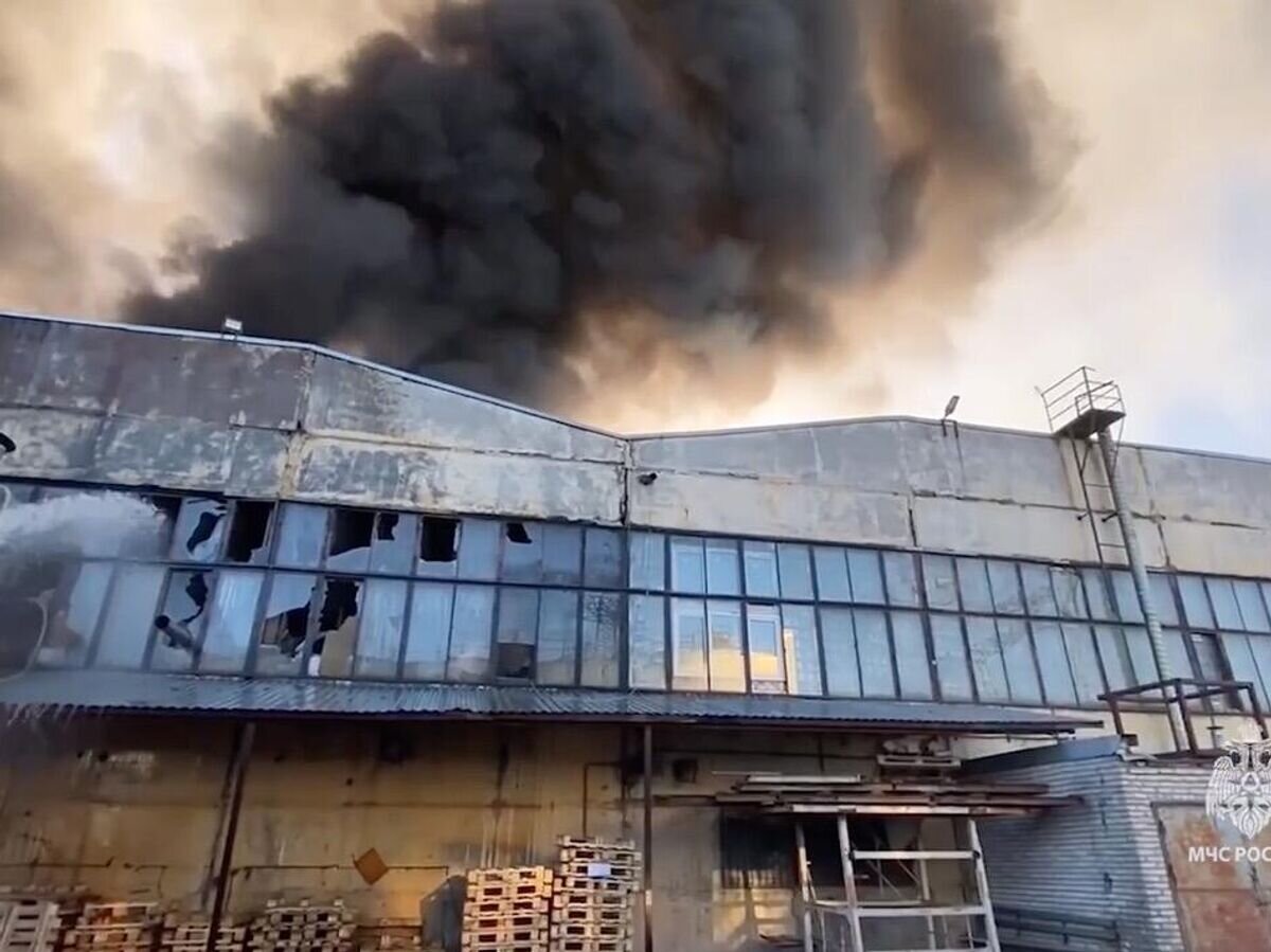   Место пожара в цехе с полиэтиленом в Санкт-Петербурге© МЧС России